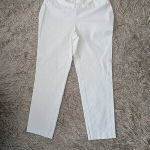 Crown and Ivy White Capri pants Size 10 Ashley Stretch